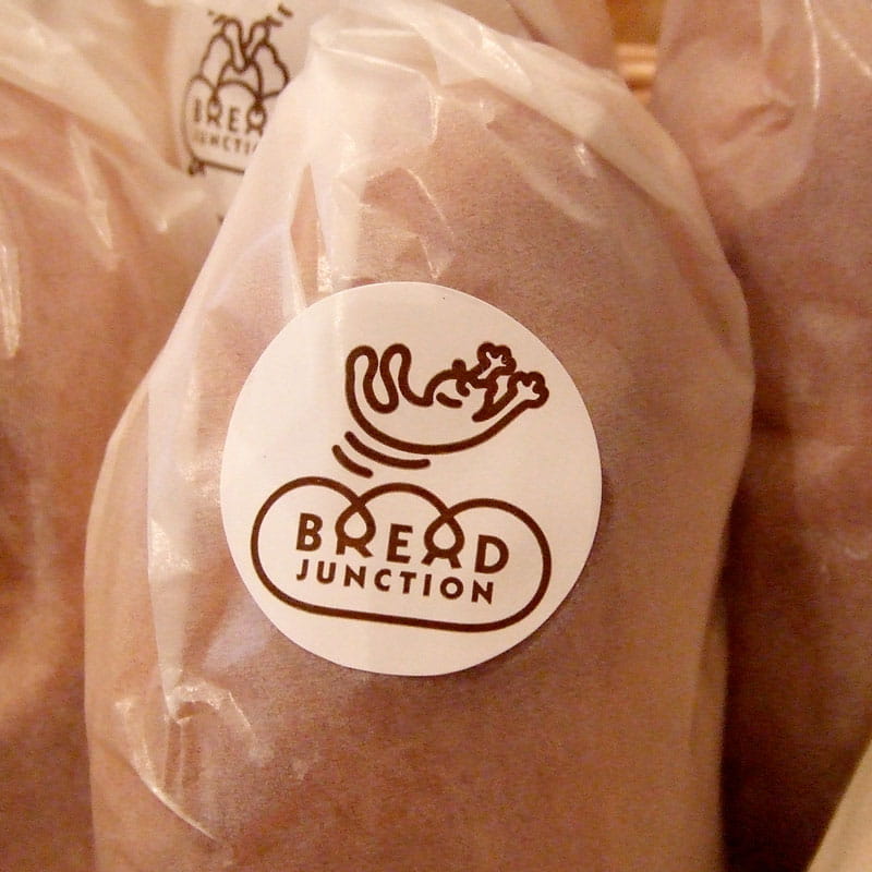 パンに貼られたロゴのシールの写真