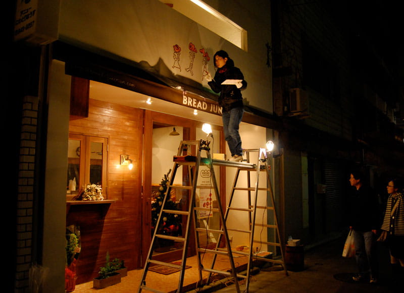 足場を立ててBREAD JUNCTIONの店舗にペイントしている様子